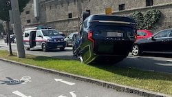 Der gewichtige Volvo landete am Sonntag am Dach.