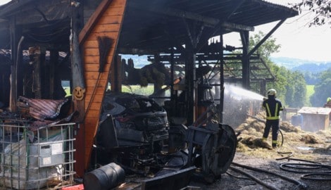 Auch dieses Auto brannte völlig aus.