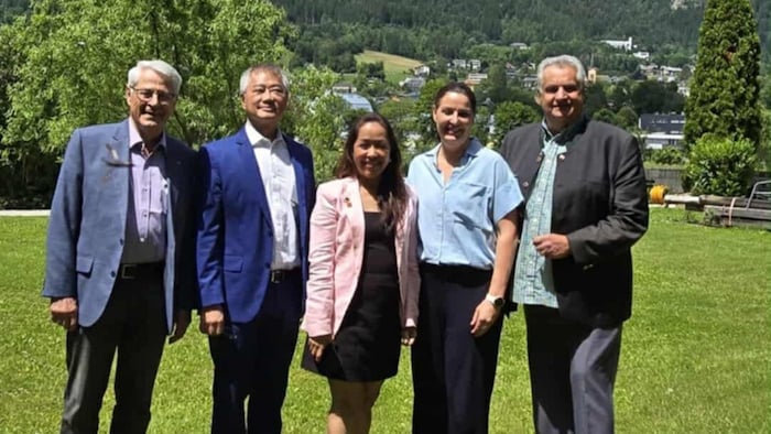 Treffen in Innsbruck zum Thema Pflege: Eugen Sprenger, Botschaftsattachè Delmer Cruz, Rowena ...