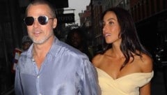 Brad Pitt kann einfach alles tragen – sogar fliederfarbene Seidenhemden und Netzshirts! Er ...