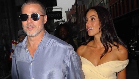Brad Pitt kann einfach alles tragen – sogar fliederfarbene Seidenhemden und Netzshirts! Er ...