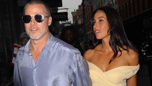 Brad Pitt kann einfach alles tragen – sogar fliederfarbene Seidenhemden und Netzshirts! Er ...
