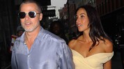 Brad Pitt kann einfach alles tragen – sogar fliederfarbene Seidenhemden und Netzshirts! Er ...