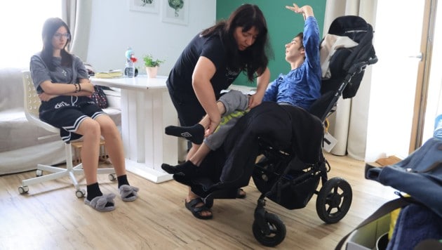 Vladislav – auf dem Bild mit Schwester Veronika – muss 24 Stunden am Tag von Mutter Julia ...