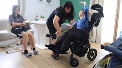 Vladislav – auf dem Bild mit Schwester Veronika – muss 24 Stunden am Tag von Mutter Julia ...