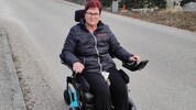 Die 59-Jährige ist immer auf einen Rollstuhl angewiesen.