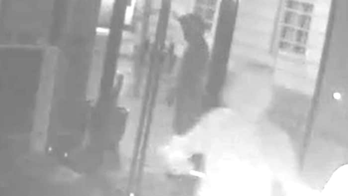 In der nahen Bäckerei wurden die mutmaßlichen Täter gefilmt.