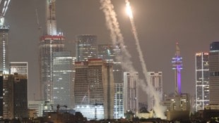 Das iranische Militär hat unter anderem Tel Aviv mit Raketen und Drohnen angegriffen.