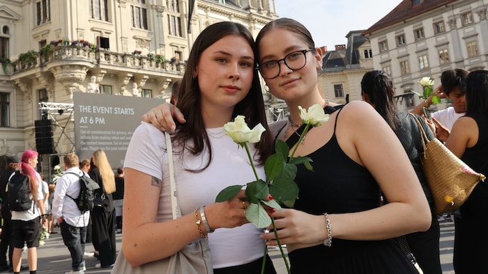 Die Trauergäste bekamen weiße Rosen.