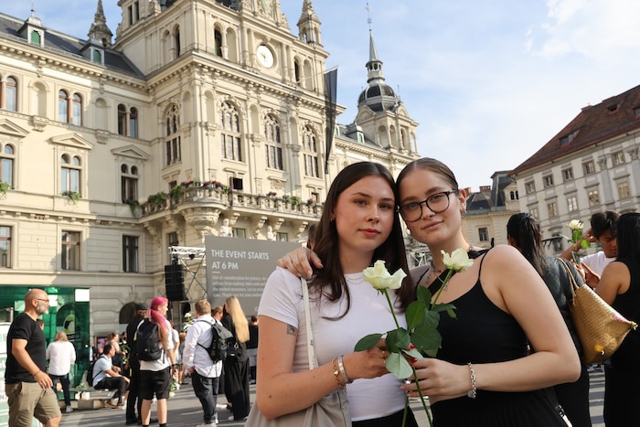 Die Trauergäste bekamen weiße Rosen.