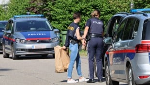 Polizisten sicherten den Tatort und suchten nach dem Verdächtigen.