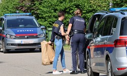 Polizisten sicherten den Tatort und suchten nach dem Verdächtigen.