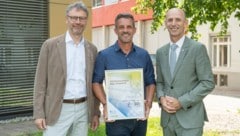 Urkundenübergabe (v. l.): Gerd Holzschlag (SFG), Thomas Hörmann (Kite Rise) und Landesrat ...