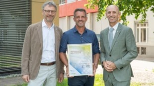 Urkundenübergabe (v. l.): Gerd Holzschlag (SFG), Thomas Hörmann (Kite Rise) und Landesrat ...