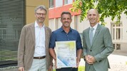 Urkundenübergabe (v. l.): Gerd Holzschlag (SFG), Thomas Hörmann (Kite Rise) und Landesrat ...