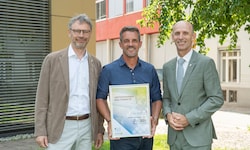 Urkundenübergabe (v. l.): Gerd Holzschlag (SFG), Thomas Hörmann (Kite Rise) und Landesrat ...
