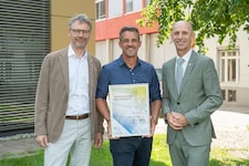 Urkundenübergabe (v. l.): Gerd Holzschlag (SFG), Thomas Hörmann (Kite Rise) und Landesrat ...