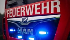 Mit vereinten Kräften gelang es der Feuerwehr, das Fahrzeug von der Gleisanlage zu heben. 