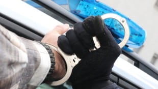 Dem aggressiven Mann mussten Hand- und Fußfesseln angelegt werden.