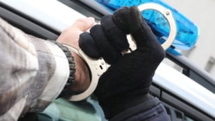 Bei dem Polizeieinsatz wurden insgesamt fünf Polizisten verletzt (Symbolbild).