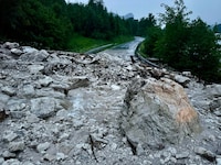 Auf die Straße entlang des Mondsees ging eine Mure ab.