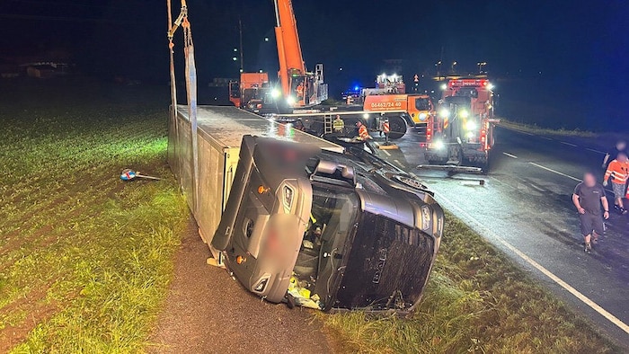 Der Lenker verlor die Kontrolle über den Lkw, der komplett kippte.