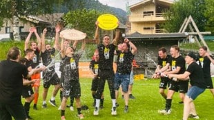 Sektdusche mit Meisterschale: Spielertrainer Thomas Straka (li.) und „Co“ Martin Kaserer, der ...