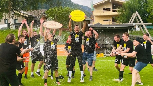 Sektdusche mit Meisterschale: Spielertrainer Thomas Straka (li.) und „Co“ Martin Kaserer, der ...
