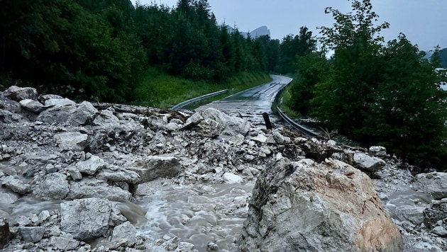 Eine Mure blockierte die L217 vollständig.