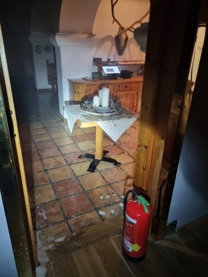 Ein Gast schritt mit dem Feuerlöscher im Restaurantbereich ein.