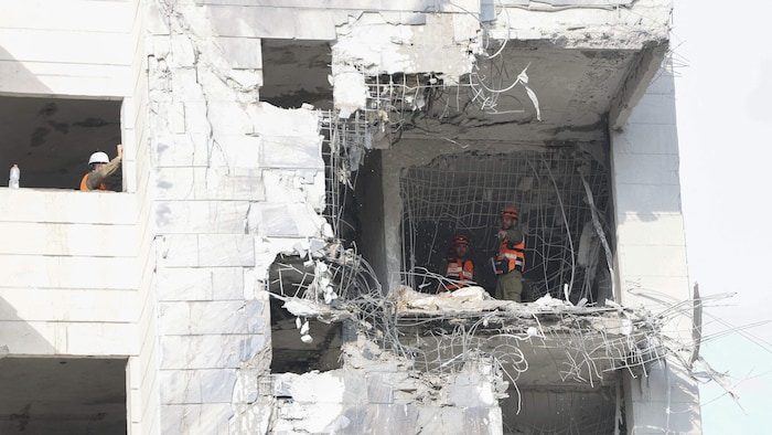 Ein zerstörtes Gebäude nach einem iranischen Angriff in Haifa