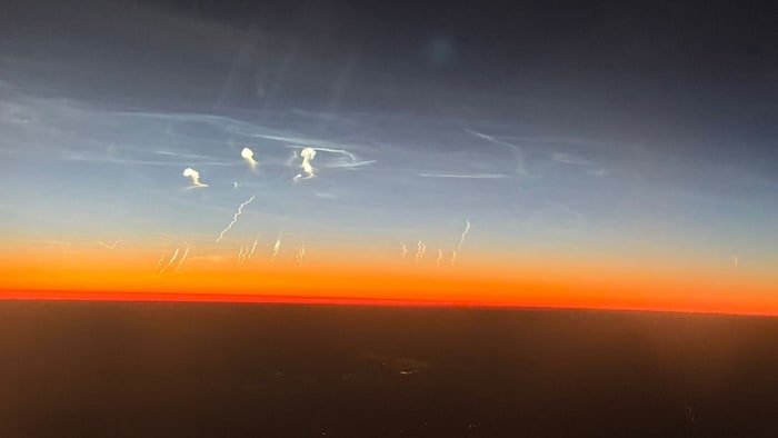 Spektakuläres Morgenrot – garniert mit wolkenähnlichen Spuren des nahen Krieges.