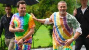 Cringe oder cool? Egal, Brad Pitt kann sogar Batik tragen!