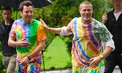 Cringe oder cool? Egal, Brad Pitt kann sogar Batik tragen!