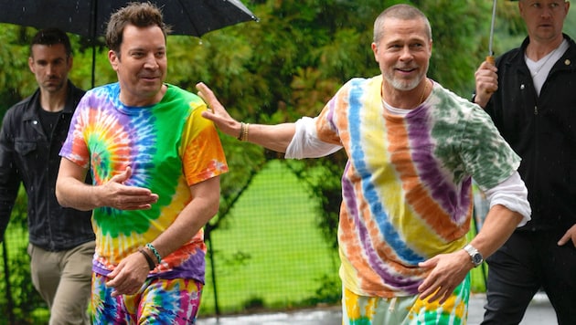 Cringe oder cool? Egal, Brad Pitt kann sogar Batik tragen!
