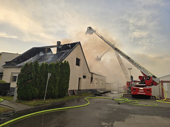 Die Feuerwehrleute bekämpften mit den Drehleitern aus Frauenkirchen und Neusiedl am See von oben ...