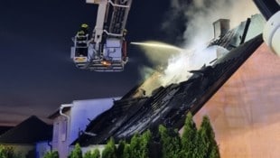 Das Blechdach wurde aufgemacht, damit man an den darunterliegenden, brennenden Dachstuhl aus ...