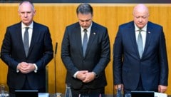 Schweigeminute am Montag im Parlament: Innenminister Gerhard Karner, Vizekanzler Andreas Babler ...