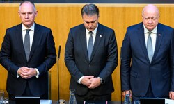 Schweigeminute am Montag im Parlament: Innenminister Gerhard Karner, Vizekanzler Andreas Babler ...