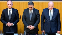 Schweigeminute am Montag im Parlament: Innenminister Gerhard Karner, Vizekanzler Andreas Babler ...