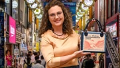 Bernadette Hartl näht in ihrem Atelier in Steyr aus Buchdeckeln Hand- und Aktentaschen, aber ...