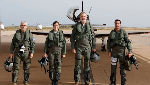 König Felipe VI. übernimmt höchstpersönlich das Steuer der neuen Trainingsmaschine PC-21 – in ...