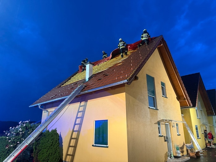 Ein Blitz deckte ein Dach in Ebersdorf ab