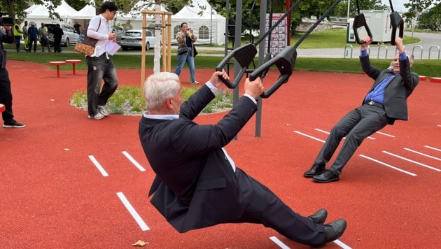 Bezirksvorsteher Ernst Nevrivy (SPÖ) und SPÖ Wien-Klubchef Josef Taucher testeten gleich die ...