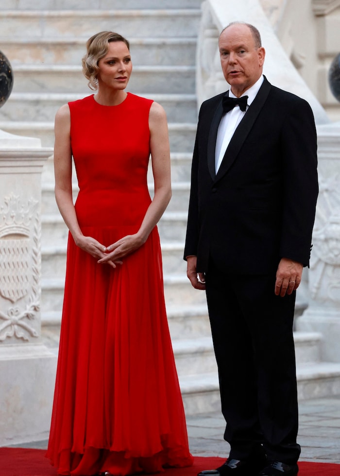 Charlène zog mit ihrem feurig roten Look beim Galadinner mit den Macrons alle Blicke auf sich.