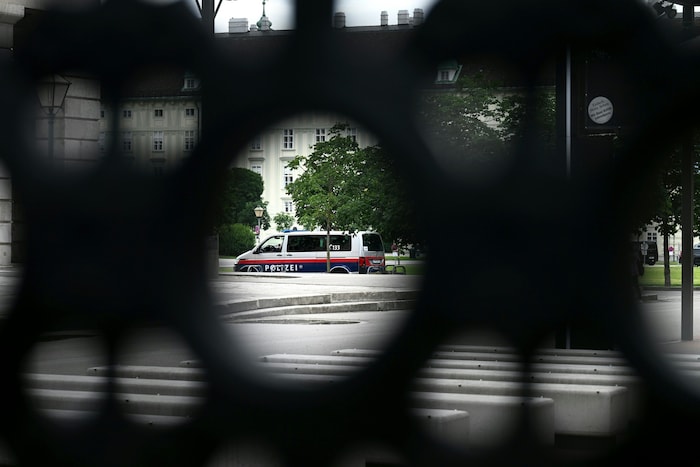 Der Raum um den Heldenplatz ist weitläufig abgesperrt.
