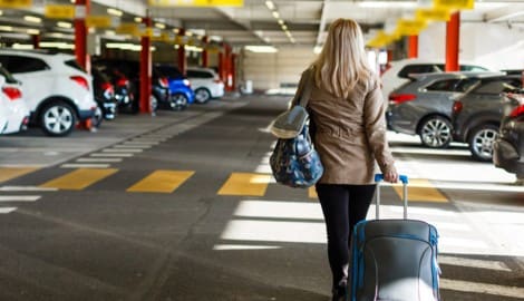 Ab zum Flughafen – ist das mit dem eigenen Pkw wirklich immer so viel teurer?