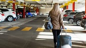 Ab zum Flughafen – ist das mit dem eigenen Pkw wirklich immer so viel teurer?