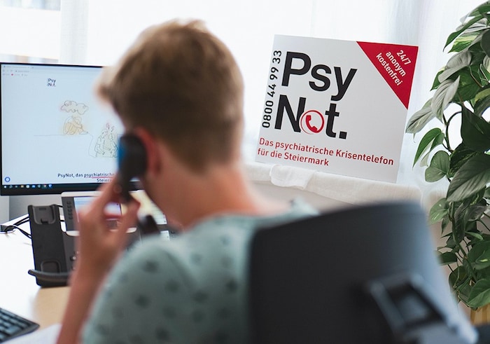 Die Experten von PsyNot sitzen rund um die Uhr an den Telefonen und bieten in Krisensituationen ...
