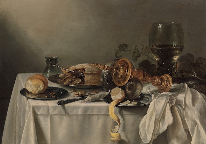 Stillleben mit Früchtepastete, Silbertazza, vergoldetem Deckelpokal und „Römer“ (Weinglas) von ...
